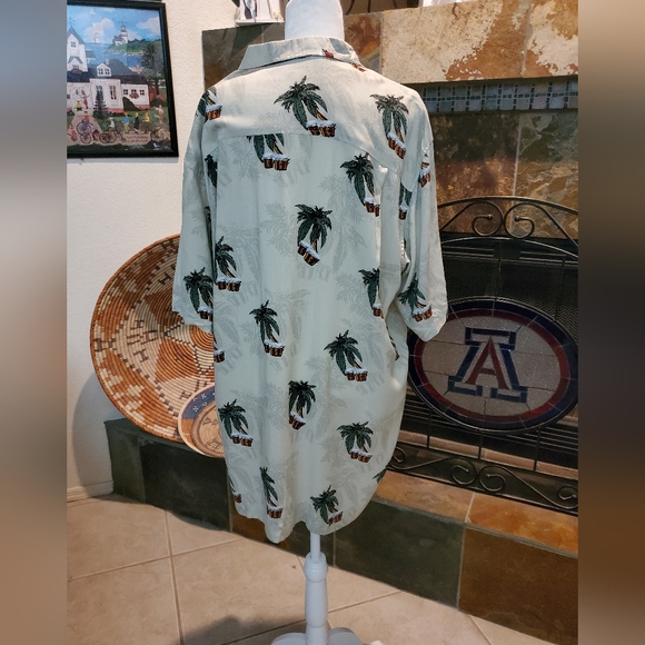 Mens brand new with tags Hawaiian button down shirt - Picture 2 of 4